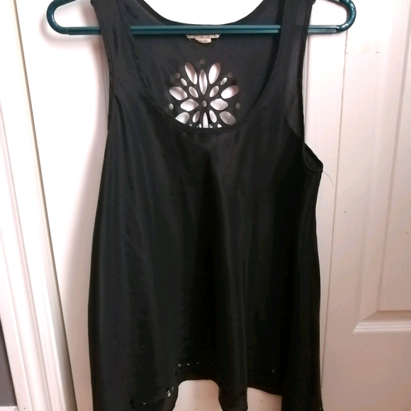 Flowly top with cut out design - Picture 2 of 7